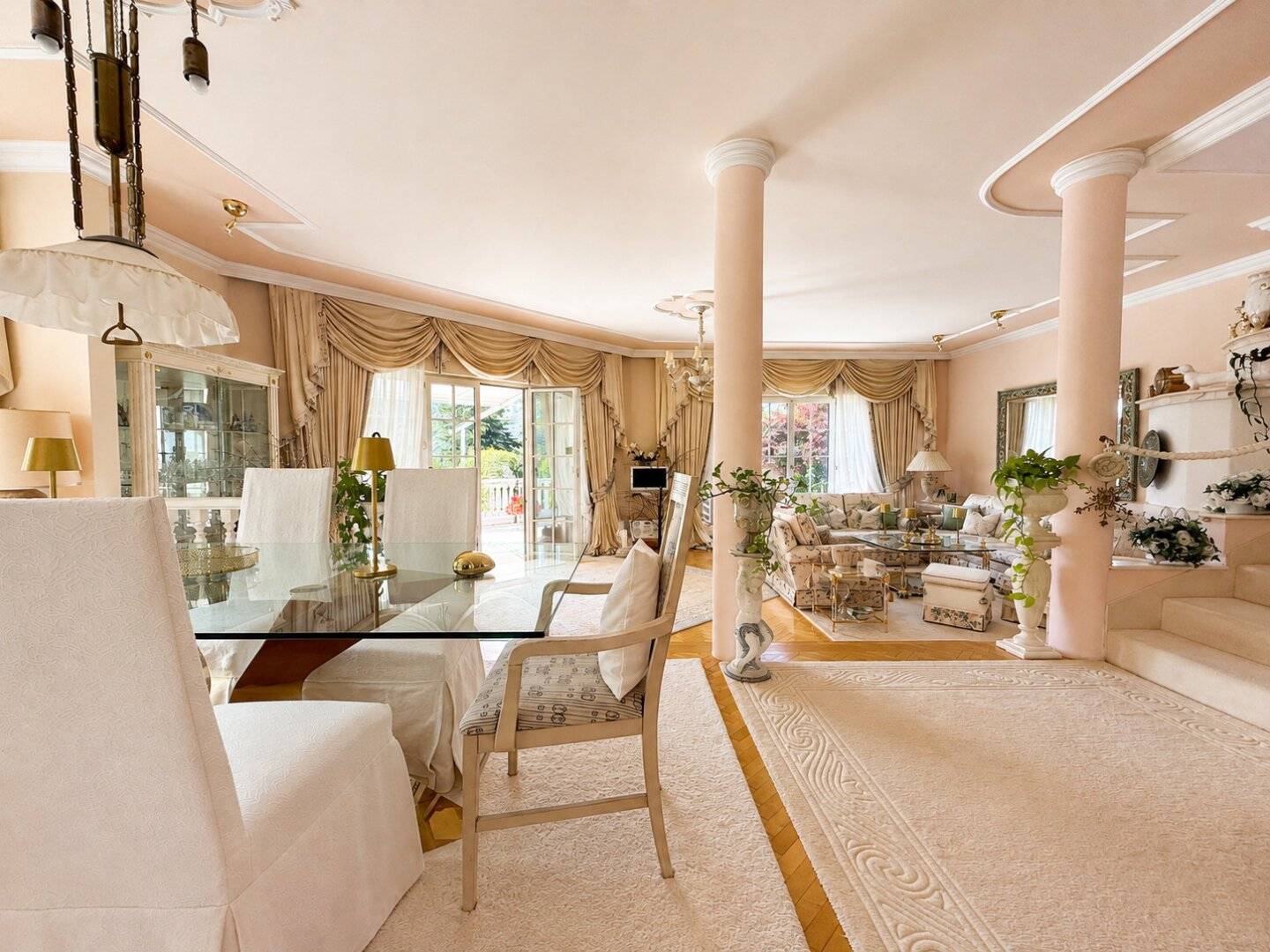 EINZIGARTIGE RESIDENZ IN DER NATUR - 301 m² Wohnfläche, Garten, Wald und Terrassen mit Pool!