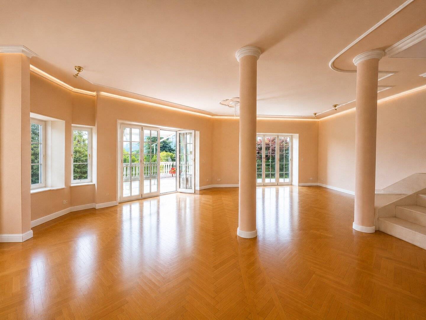 EINZIGARTIGE RESIDENZ IN DER NATUR - 301 m² Wohnfläche, Garten, Wald und Terrassen mit Pool!