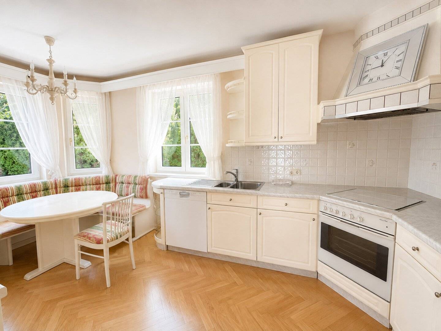 EINZIGARTIGE RESIDENZ IN DER NATUR - 301 m² Wohnfläche, Garten, Wald und Terrassen mit Pool!
