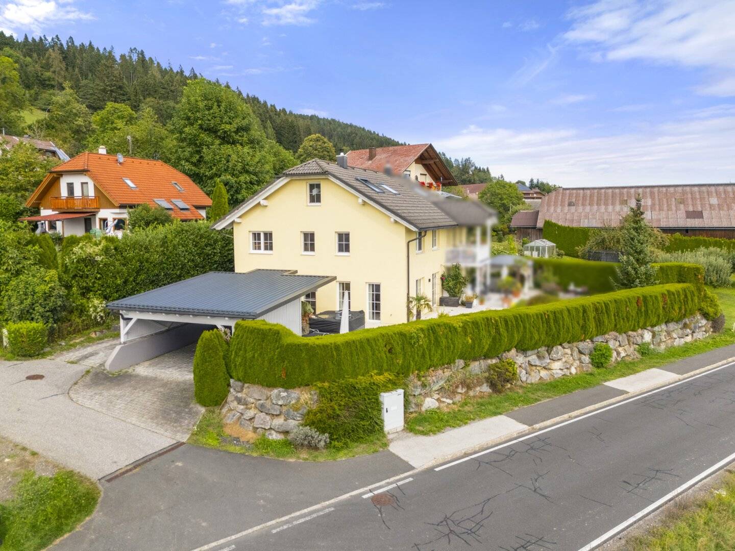 Sun, View and Lots of Space – Semi-detached House in Sought-after Location near Velden