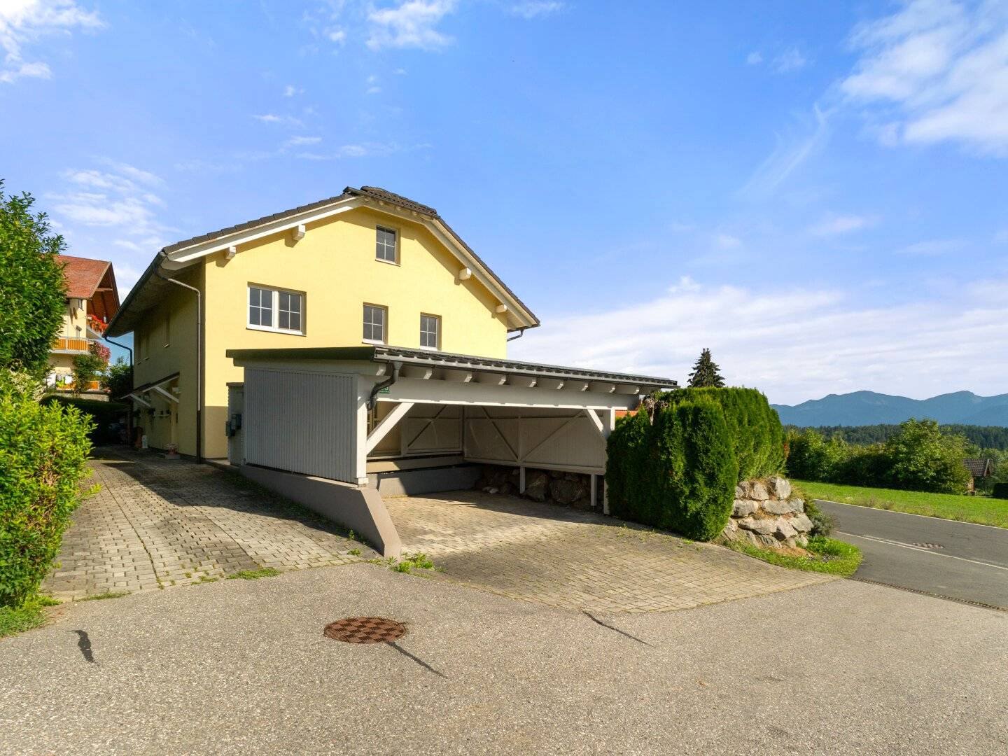 Sun, View and Lots of Space – Semi-detached House in Sought-after Location near Velden