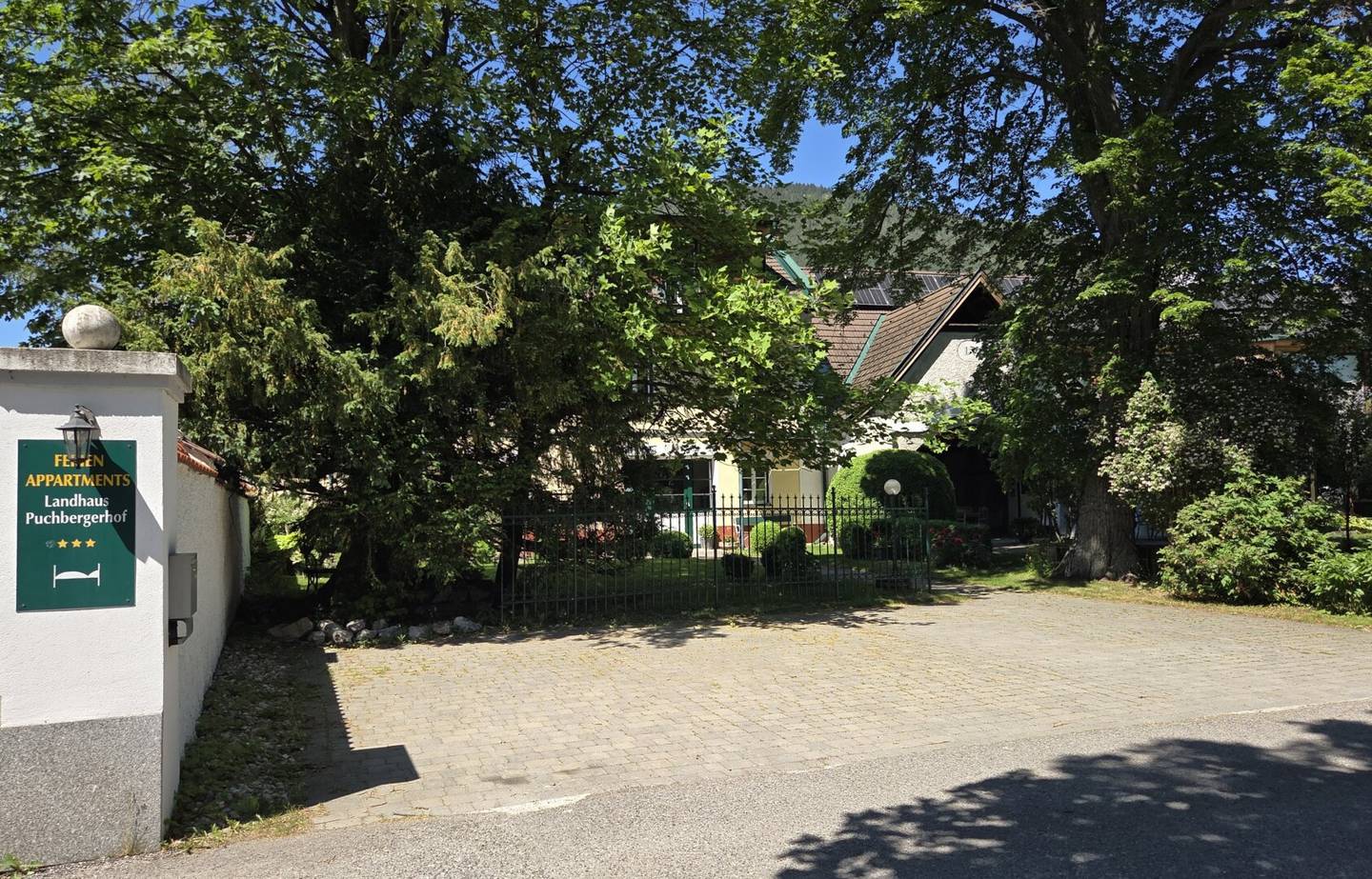 Charming 2-room apartment with kitchen and balcony, garden and parking space in Puchberg am Schneeberg