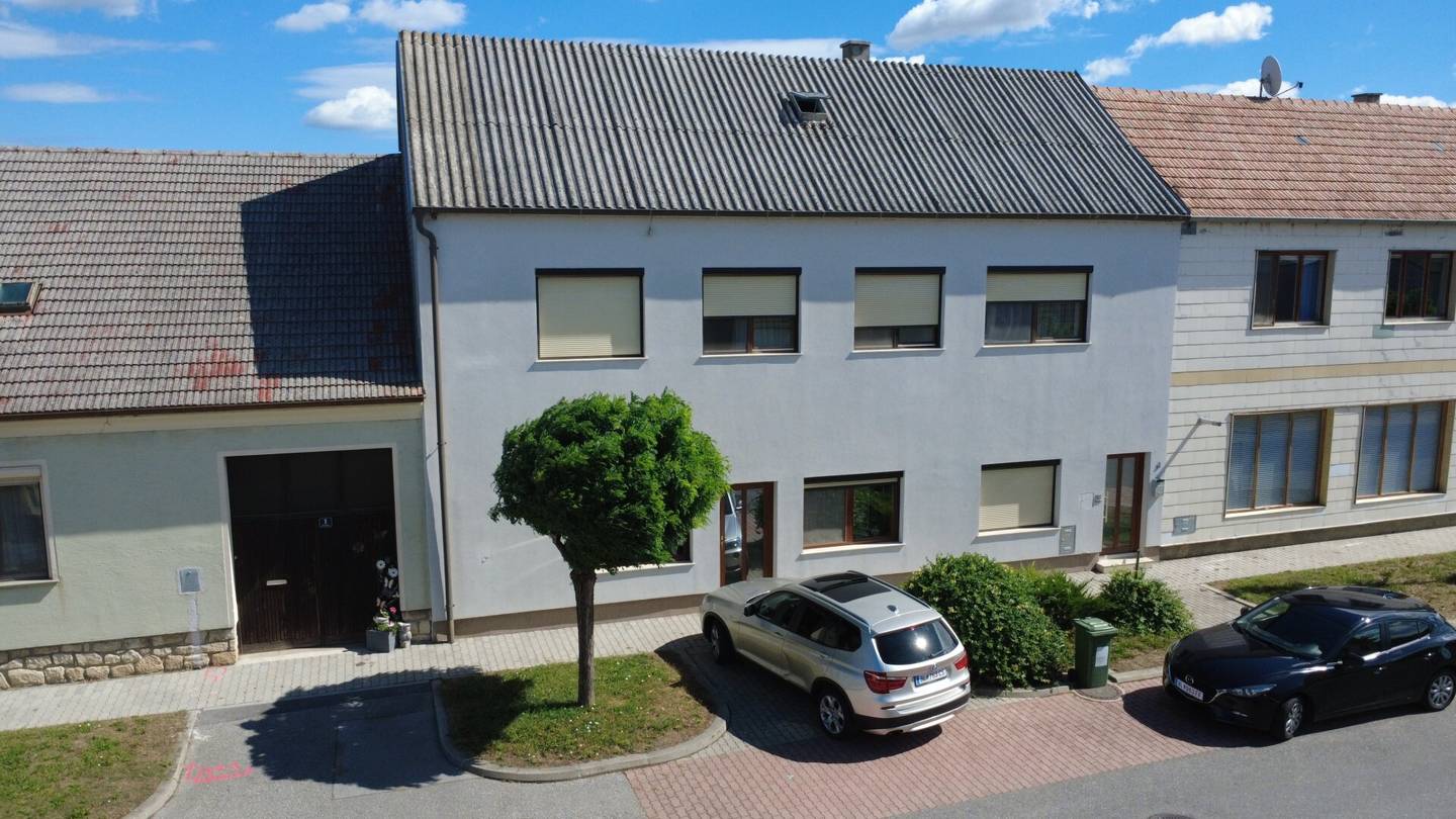 Well-kept multi-family house with 5 rooms and modern fittings in 2471 Pachfurth