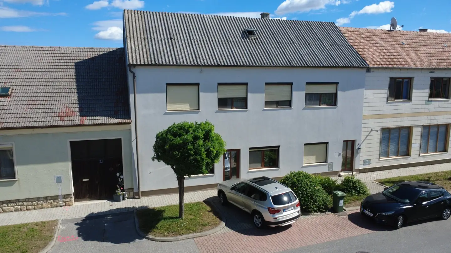 Well-kept multi-family house with 5 rooms and modern fittings in 2471 Pachfurth