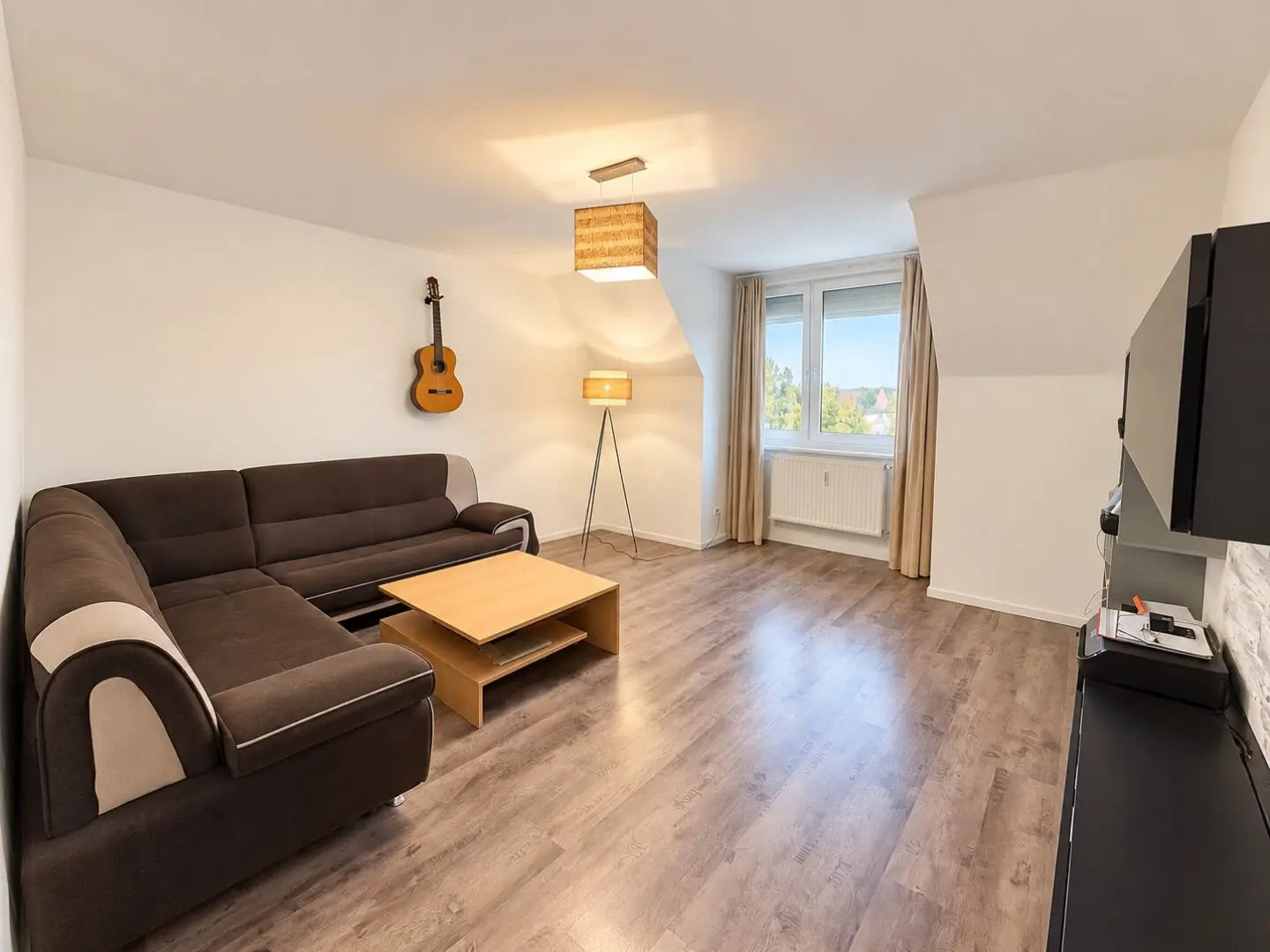 TOP CHANCE for Price-Conscious Buyers! 3 rooms, approx. 74 m² living space & excellent transport connections
