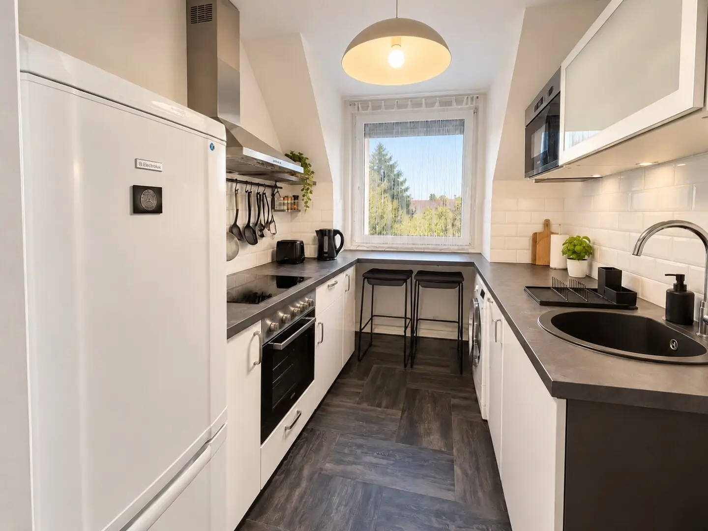 TOP CHANCE for Price-Conscious Buyers! 3 rooms, approx. 74 m² living space & excellent transport connections