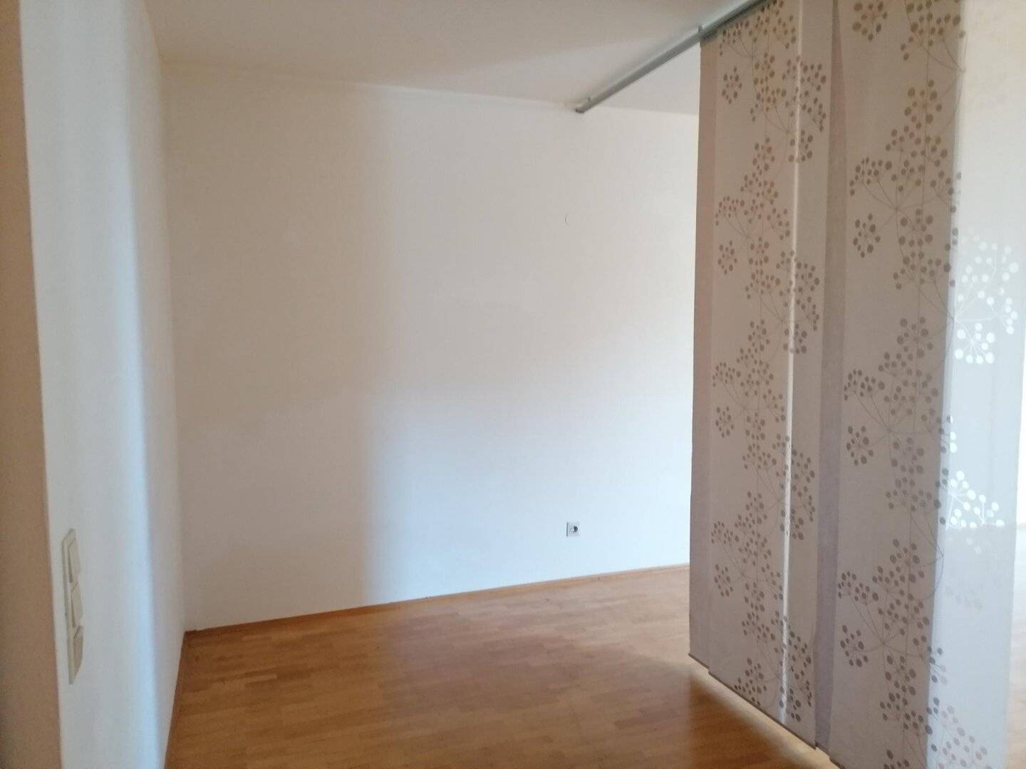 Friendly 1-room apartment with balcony and fitted kitchen