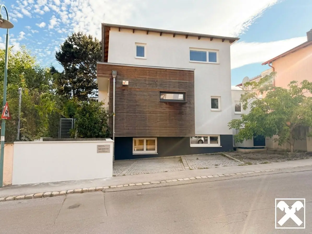 Sonnige Familienwohnung mit Pool und Photovoltaik