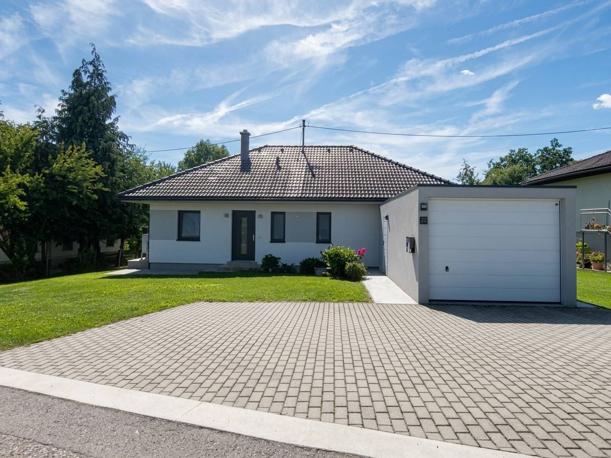 Neuwertige familienwohnung auf großem Grundstück mit Terrasse