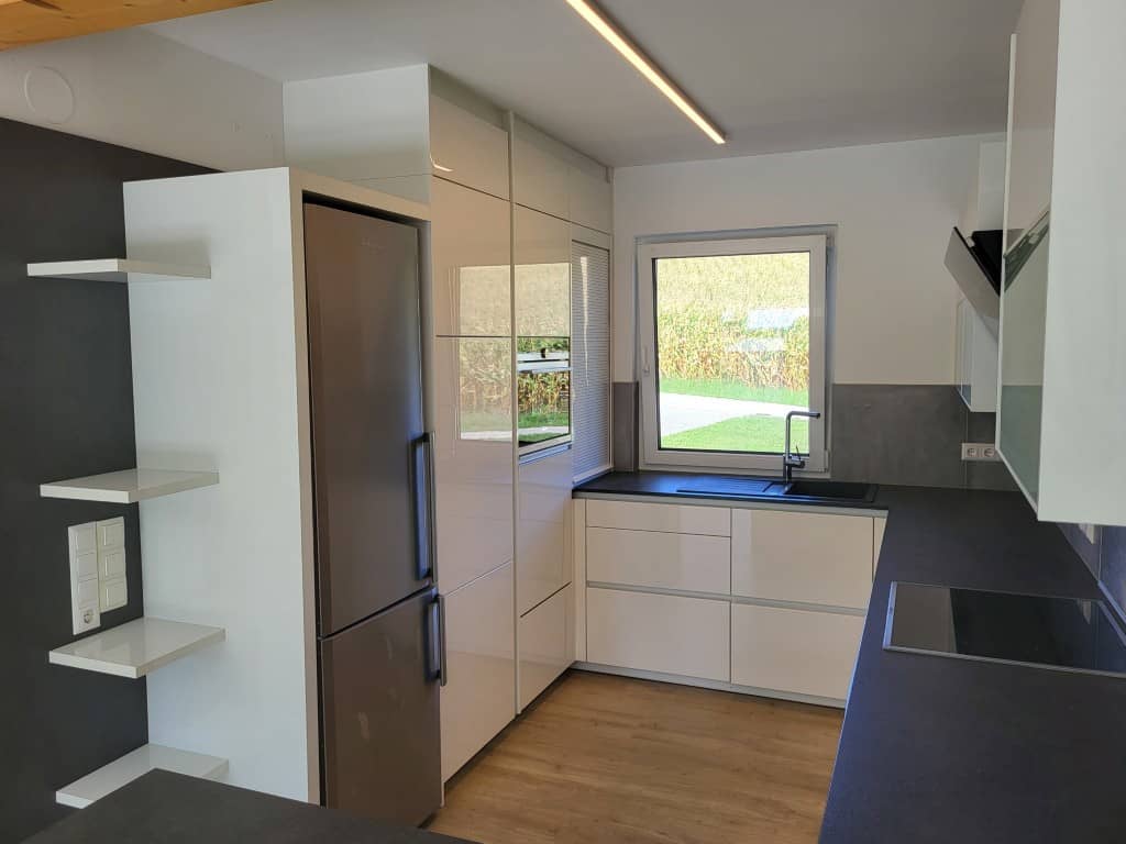 Neuwertige familienwohnung auf großem Grundstück mit Terrasse
