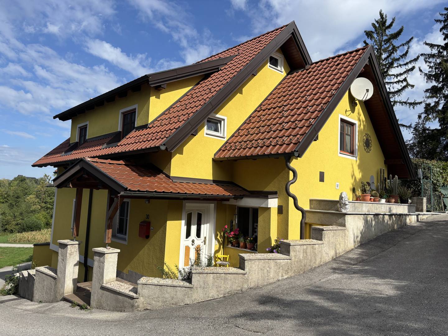 Gepflegte ländliche Wohnung mit großem Garten