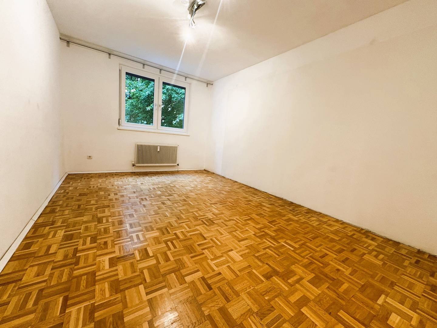 Well maintained Wohnung with glazed loggia and cellar