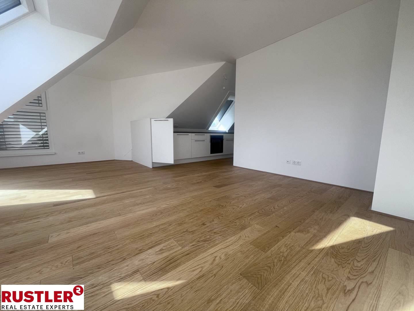Bright Dachgeschosswohnung with terrace and solid wood parquet