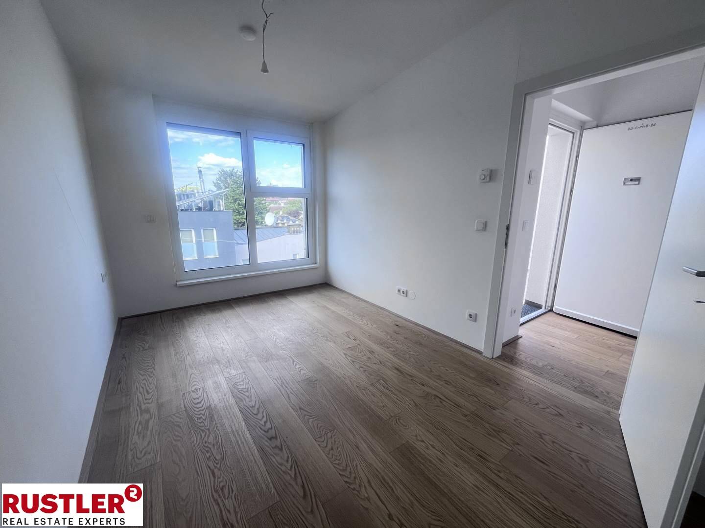 Bright Dachgeschosswohnung with terrace and solid wood parquet