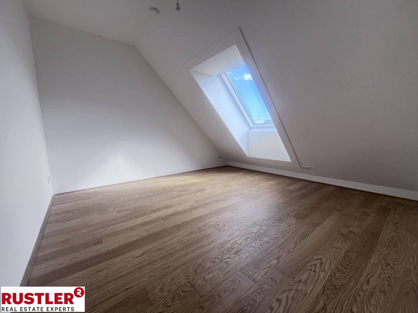 Bright Dachgeschosswohnung with terrace and solid wood parquet