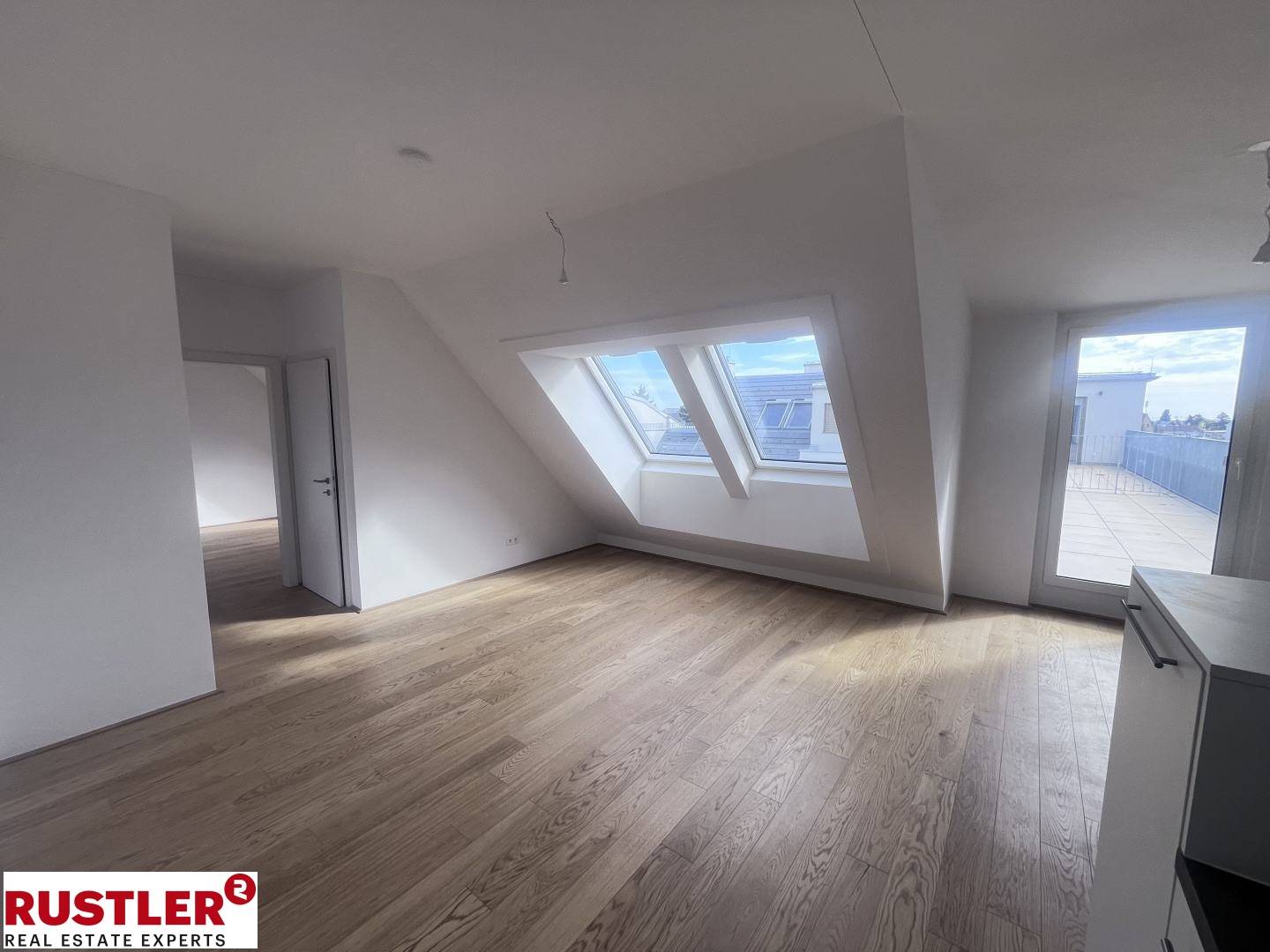 Bright Dachgeschosswohnung with terrace and solid wood parquet