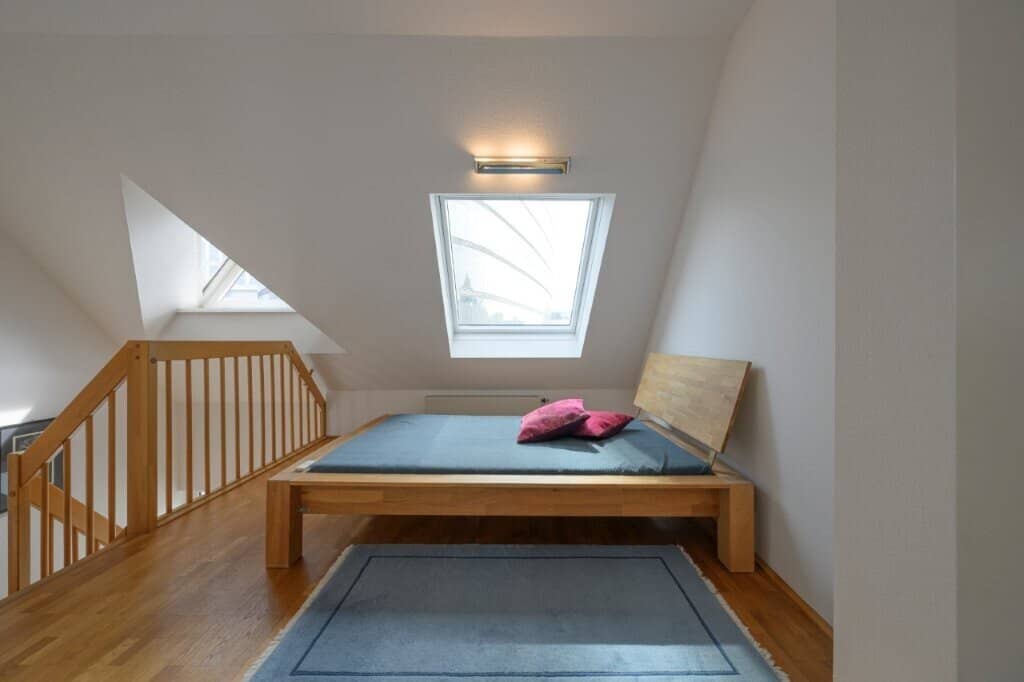 Fully Furnished with A/C for up to 6 months with Balcony
