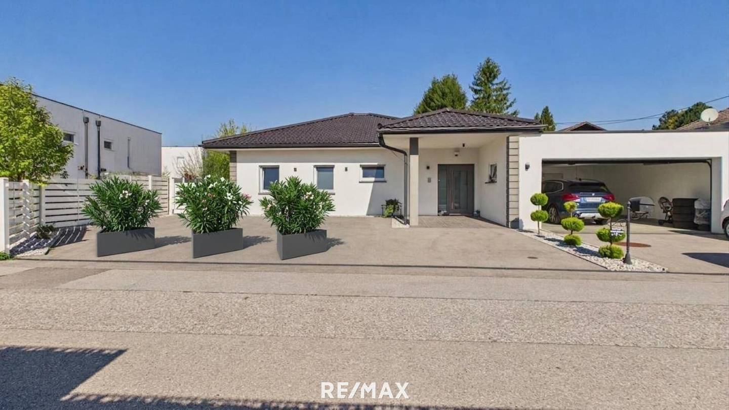 Bright ground floor apartment with large terrace and garage