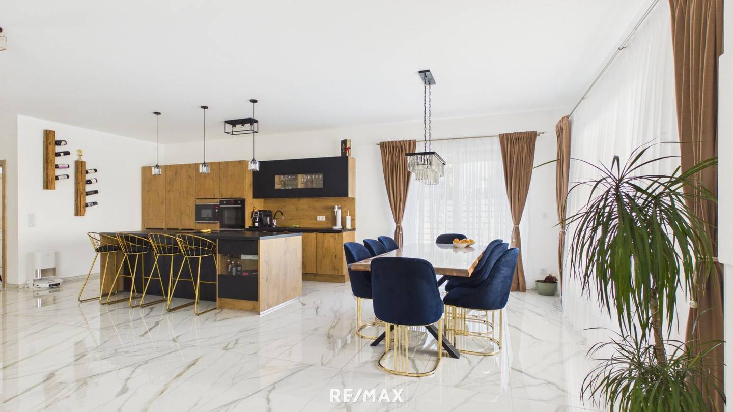 Bright ground floor apartment with large terrace and garage