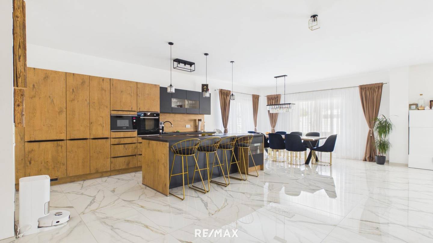 Bright ground floor apartment with large terrace and garage