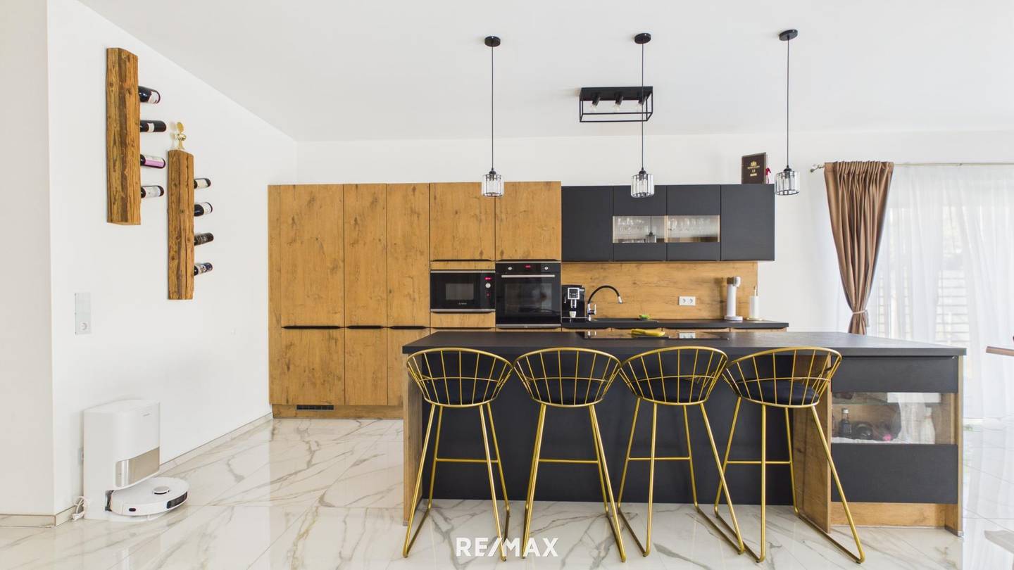 Bright ground floor apartment with large terrace and garage