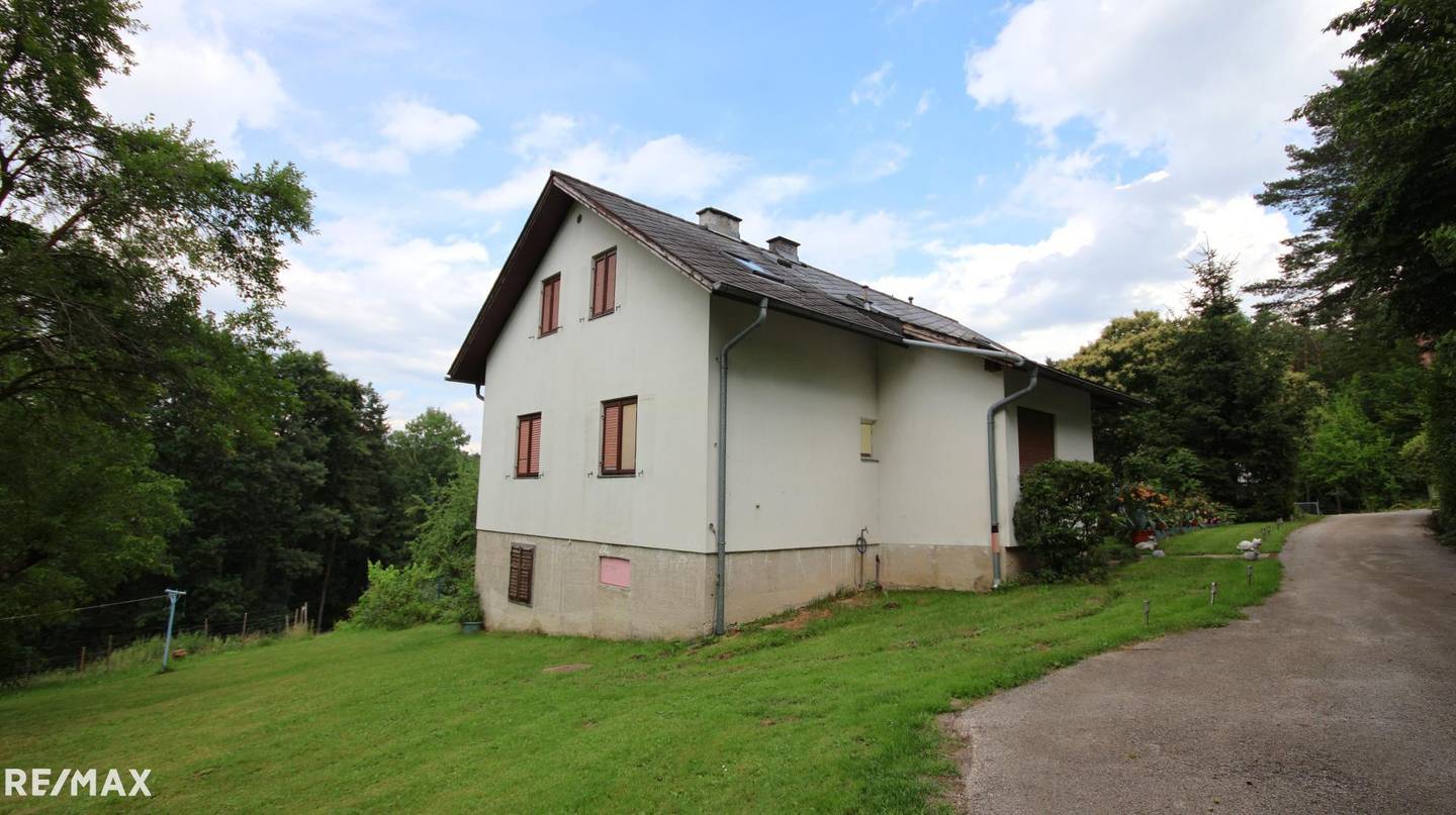 Großzügiges Einfamilienhaus mit Garten, Balkon und Garagen in 8230 Staudach – sanierungsbedürftig!