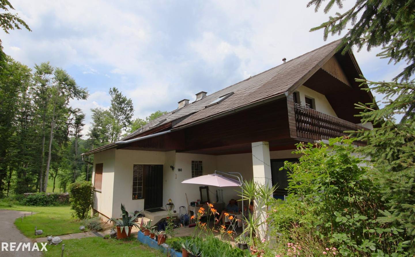 Großzügiges Einfamilienhaus mit Garten, Balkon und Garagen in 8230 Staudach – sanierungsbedürftig!