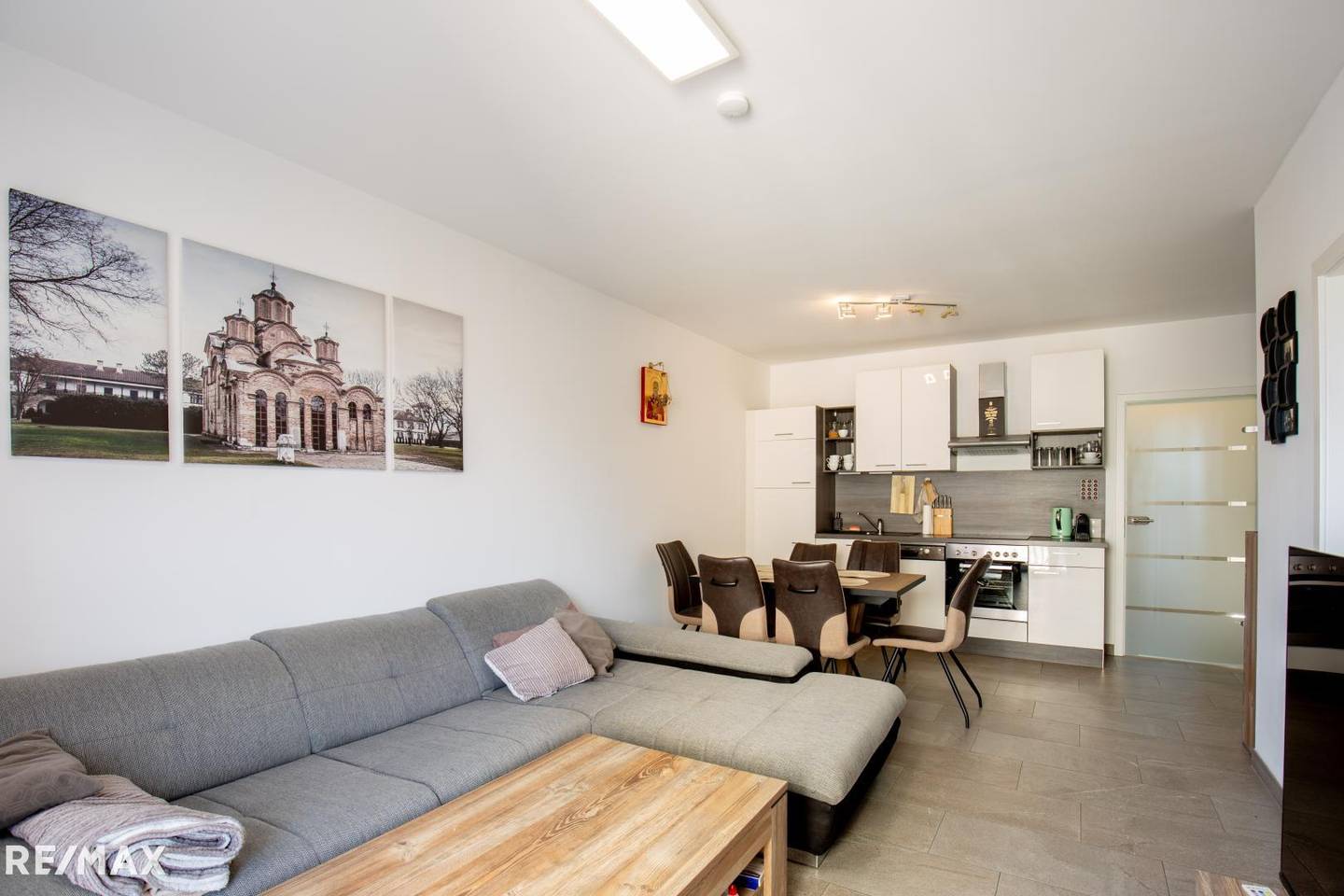 Voll möblierte Wohnung mit großem Balkon und Lift
