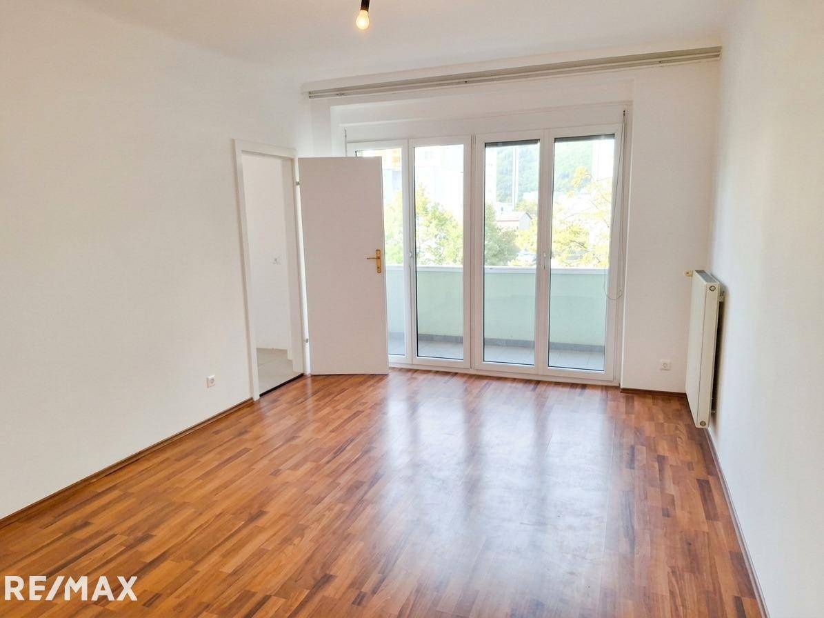 Teilsanierte Wohnung in Smartcity mit Loggia