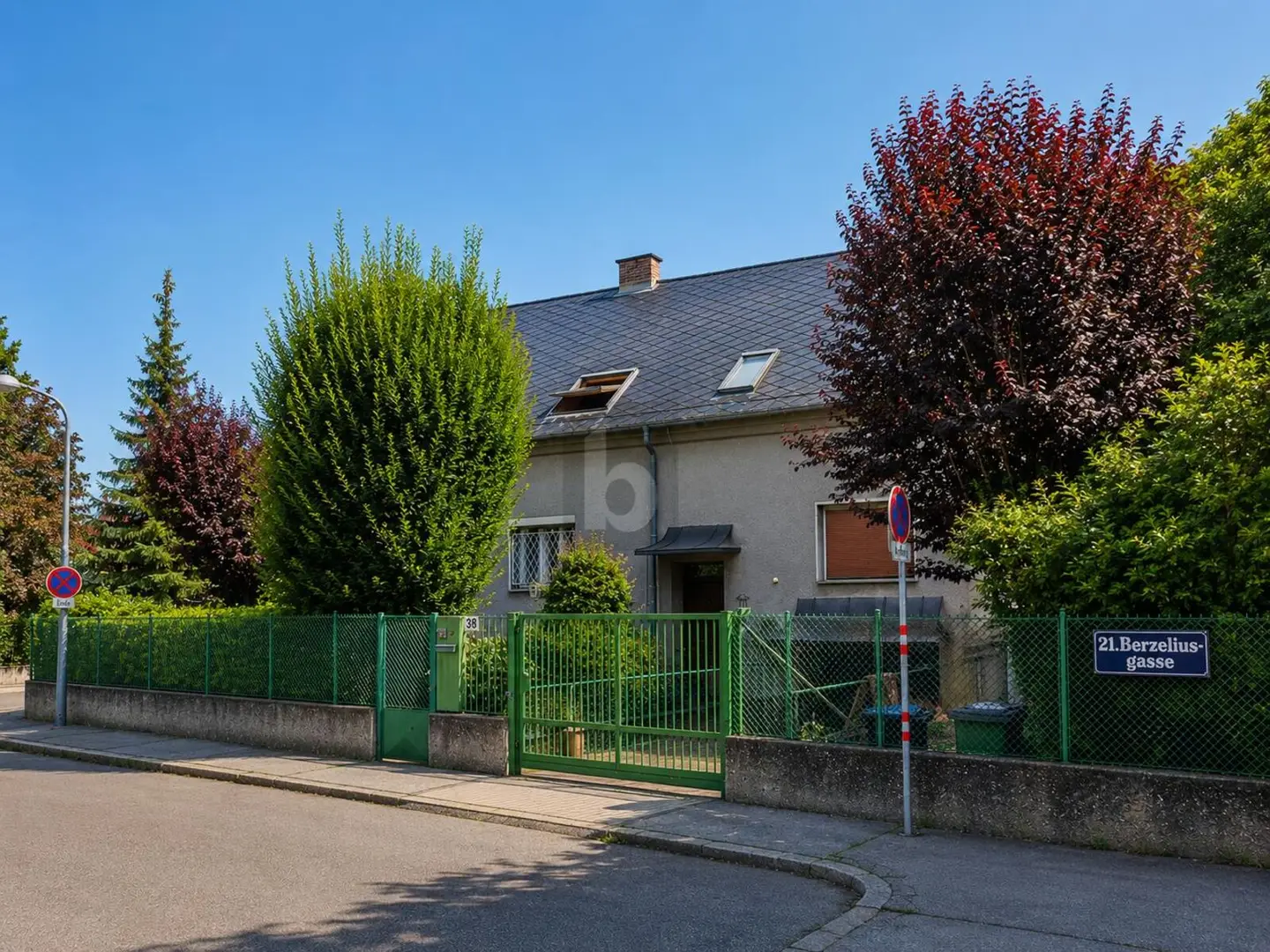 Spacious family apartment with garden and two living levels