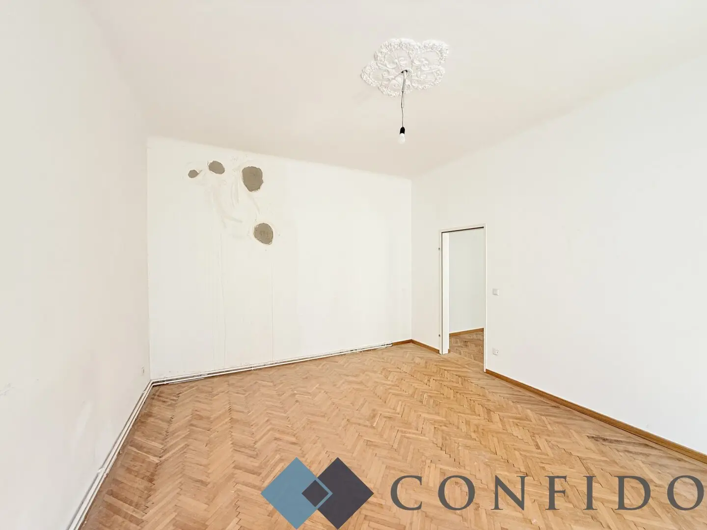 Sunny 2-room apartment with balcony - PROJEKT KLEISTGASSE - Old building apartments in need of renovation with charm and potential