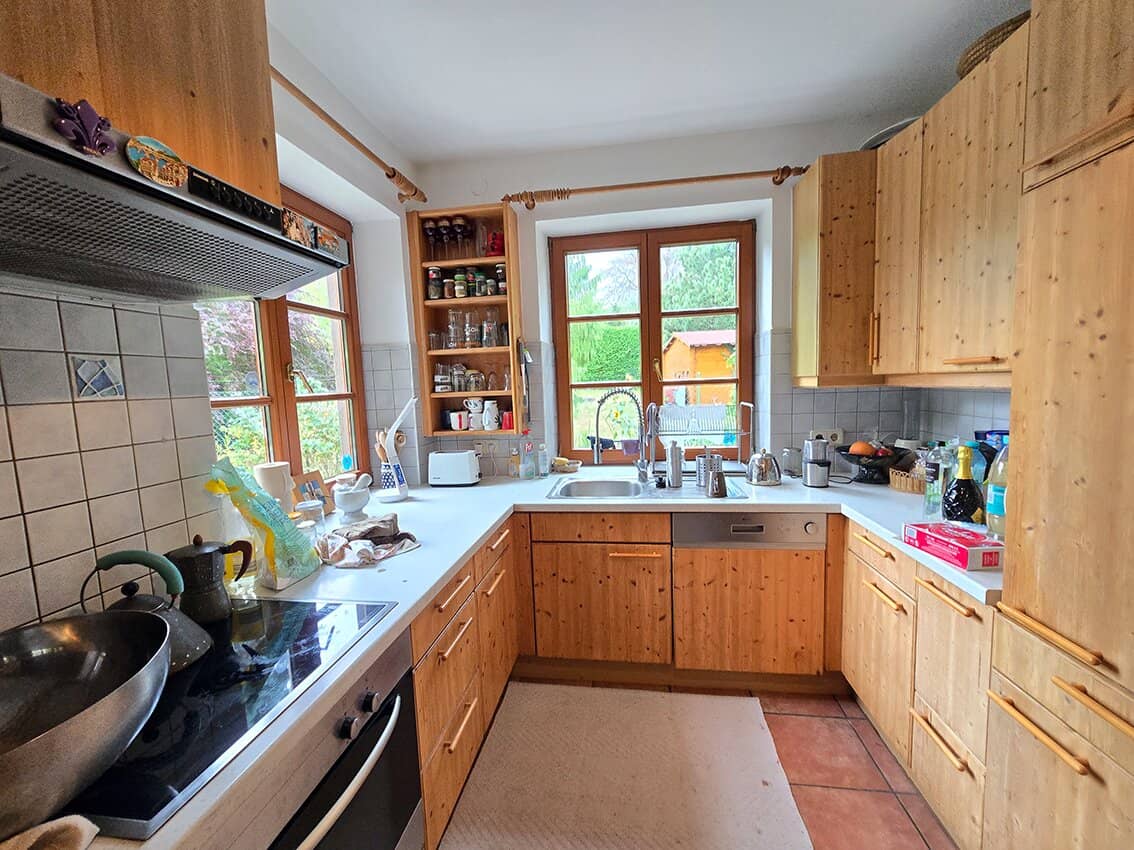 AT THE END OF A CUL-DE-SAC TILED STOVE + PELLET HEATING SAUNA