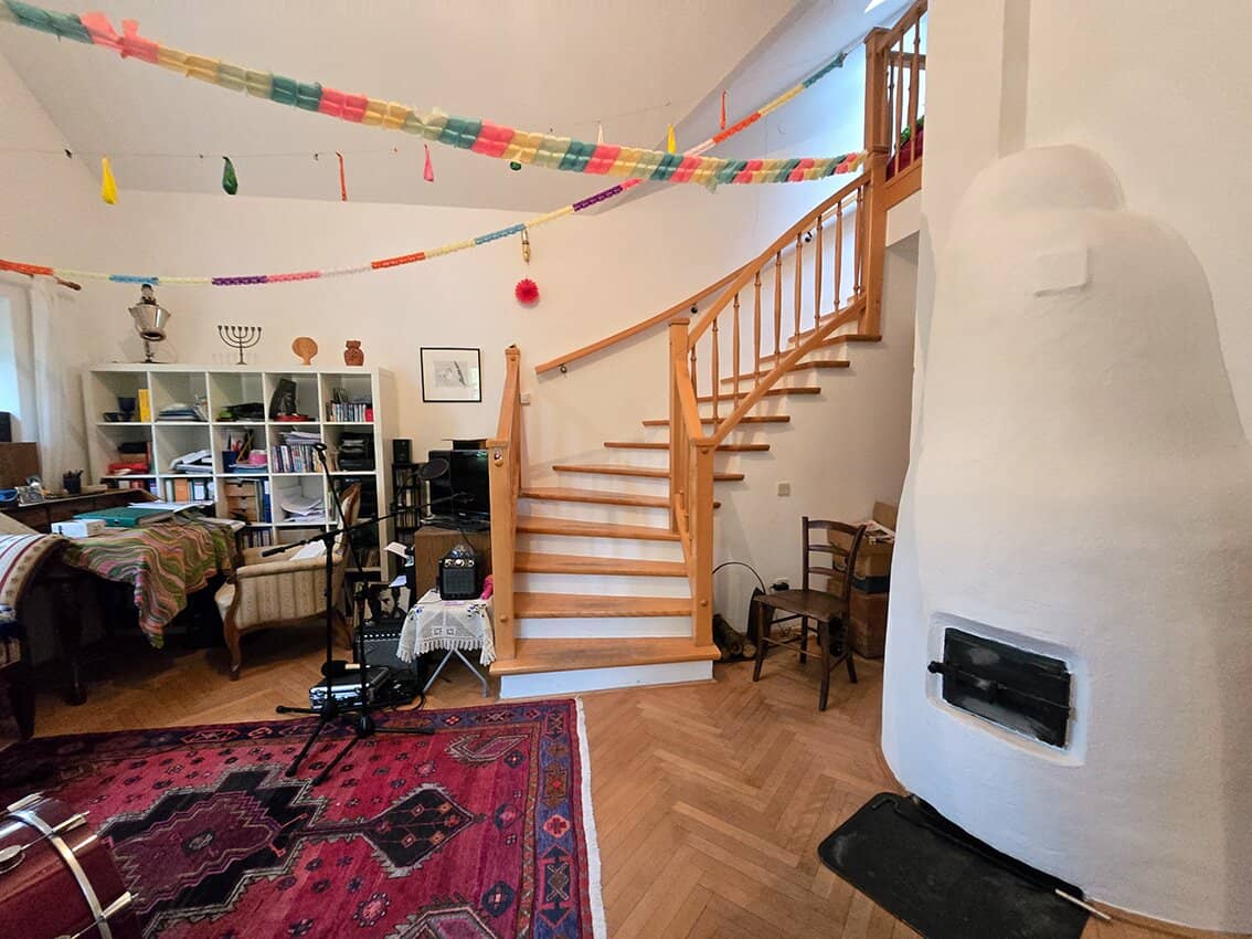 AT THE END OF A CUL-DE-SAC TILED STOVE + PELLET HEATING SAUNA