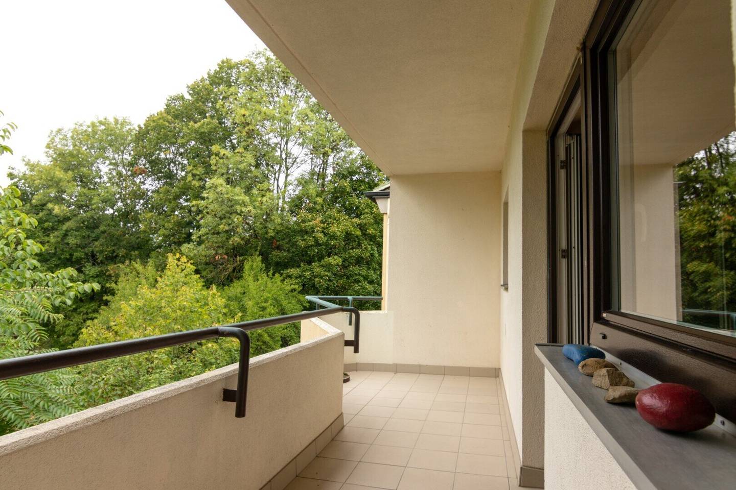 Eigentumswohnung in der Weilburgstraße: ehemalige 3-Zimmer-Wohnung umg+ Tiefgaragenplatz ebaut auf eine großzügige 2-Zimmer-Wohnung, mit Loggia : im 2.Stock zu Fuß