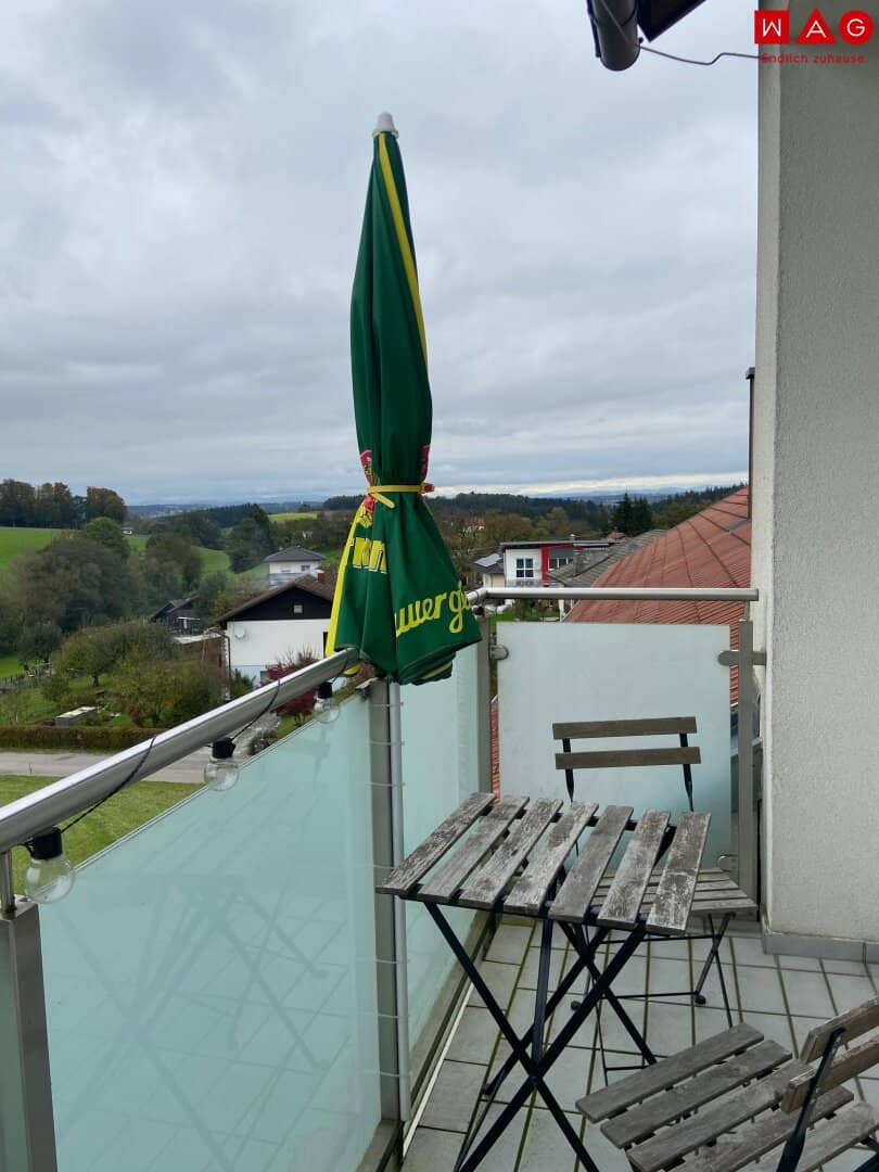 Gemütliche 2-Zimmer-Wohnung mit Balkon in ländlicher Ruhelage, dennoch nur 10 Minuten nach Passau! Wohlfühlgarantie durch ausgewählte Nachbarschaft! Ab 01.12.2026 verfügbar!