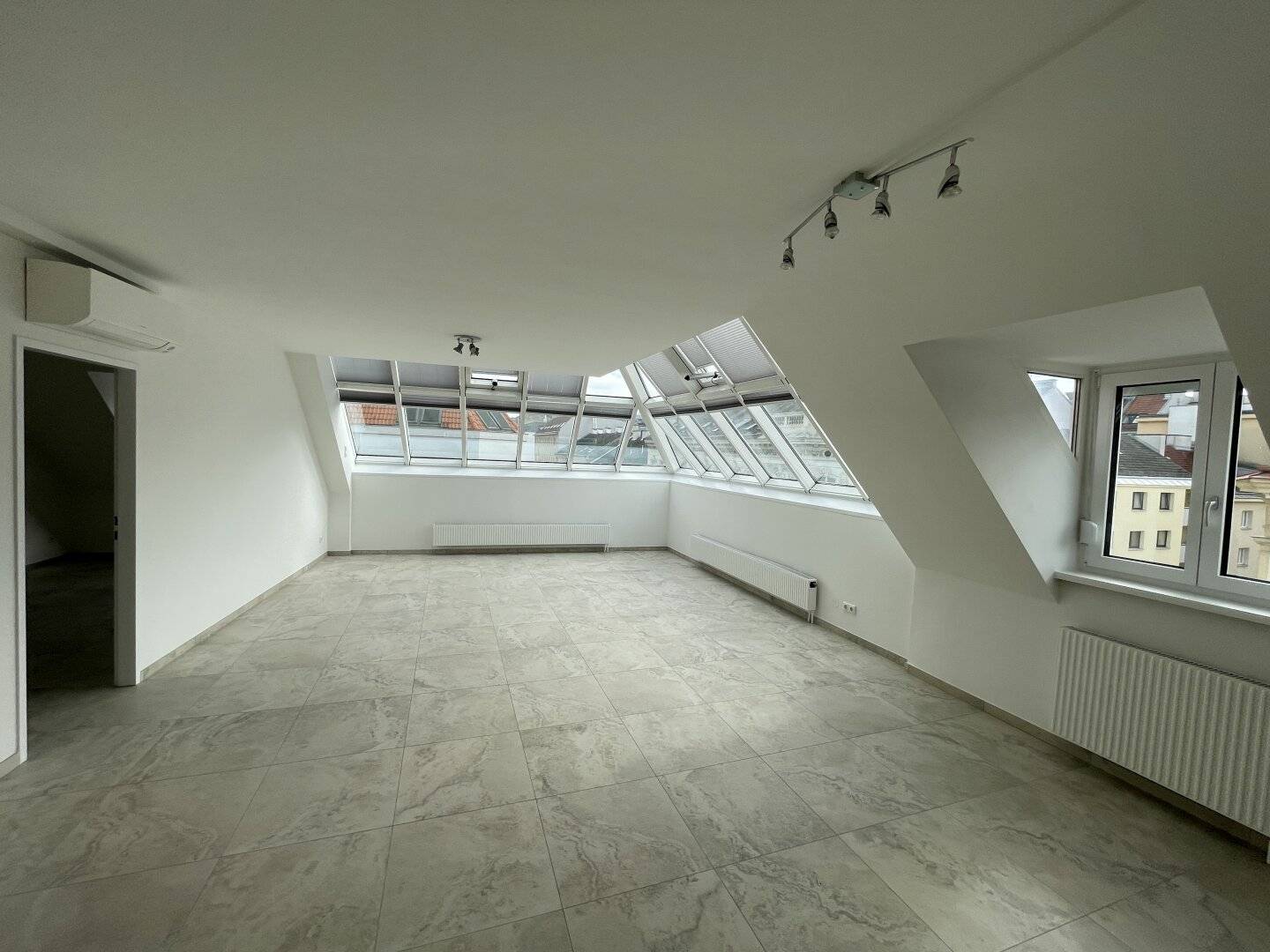 TOP-SANIERTE DACHTERRASSEN-MAISONETTE -- KLIMA/RUHELAGE!