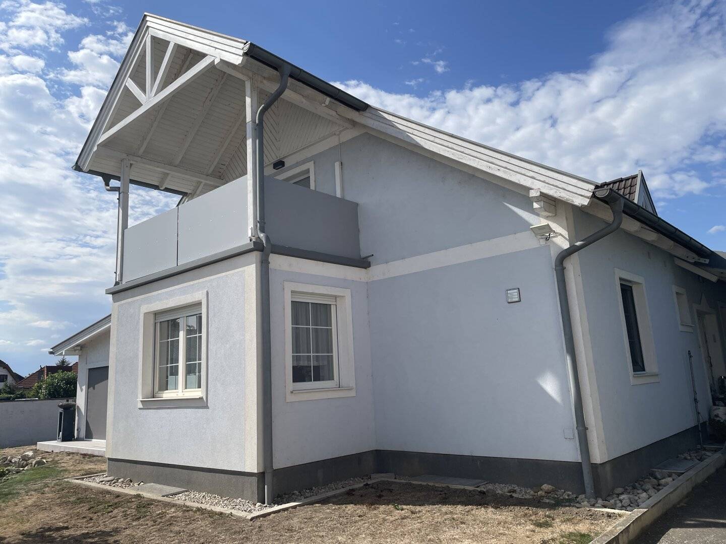 TOP-EINFAMILIENHAUS MIT 933 m² GRUND - KLIMA/POOL/GARAGE!