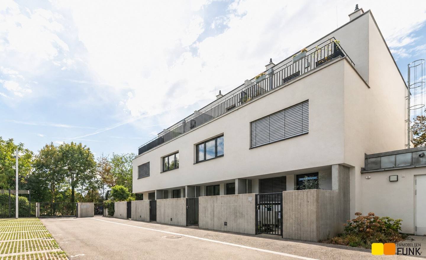 Modern terraced house with generous outdoor areas
