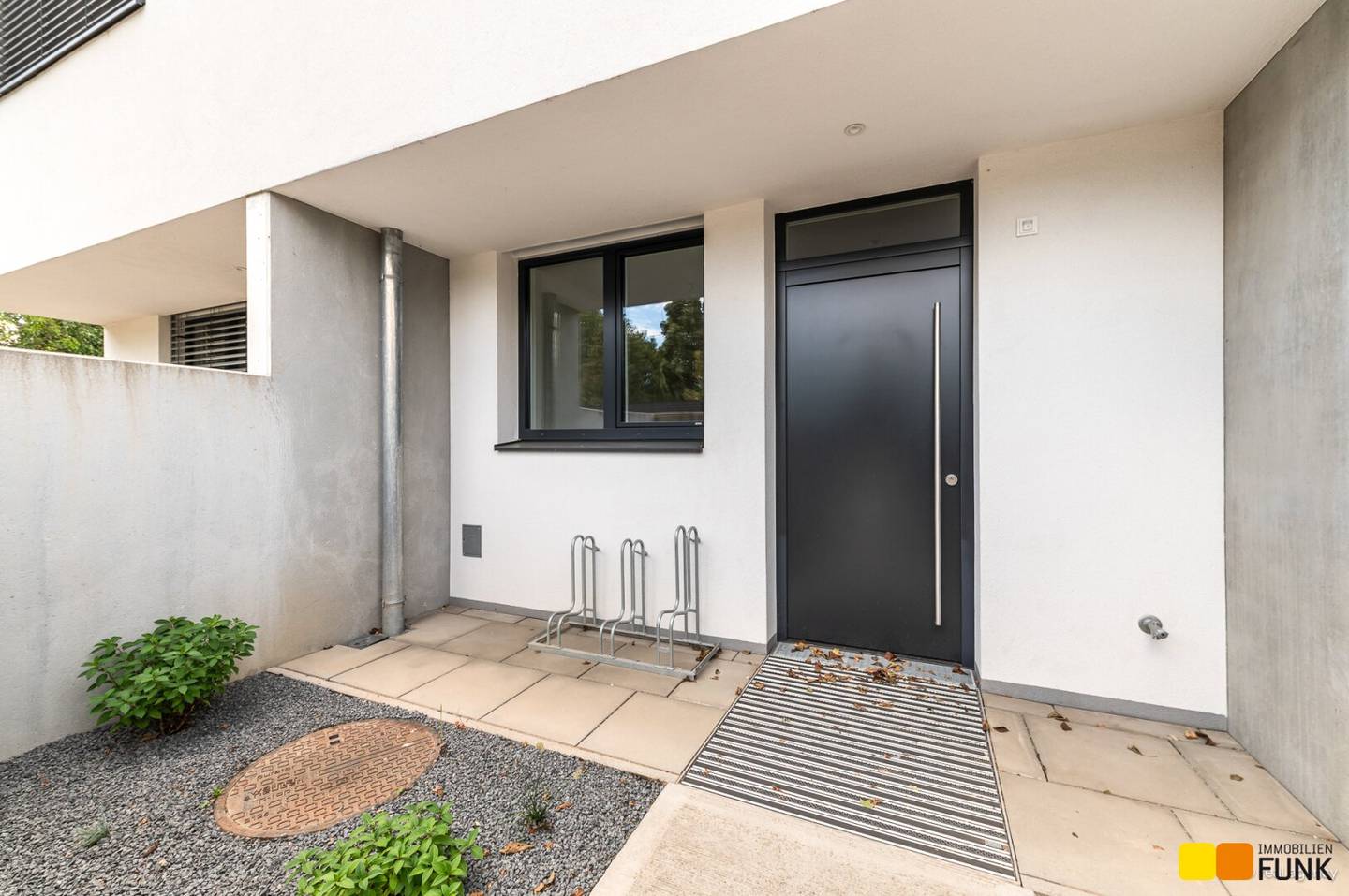 Modern terraced house with generous outdoor areas
