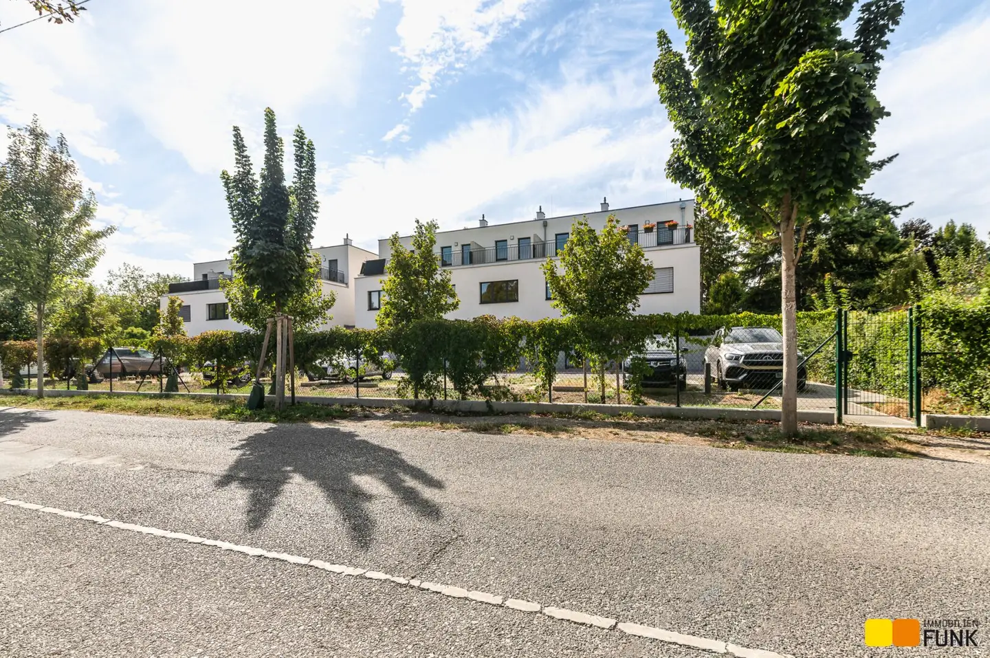 Family-friendly terraced house in peaceful green location