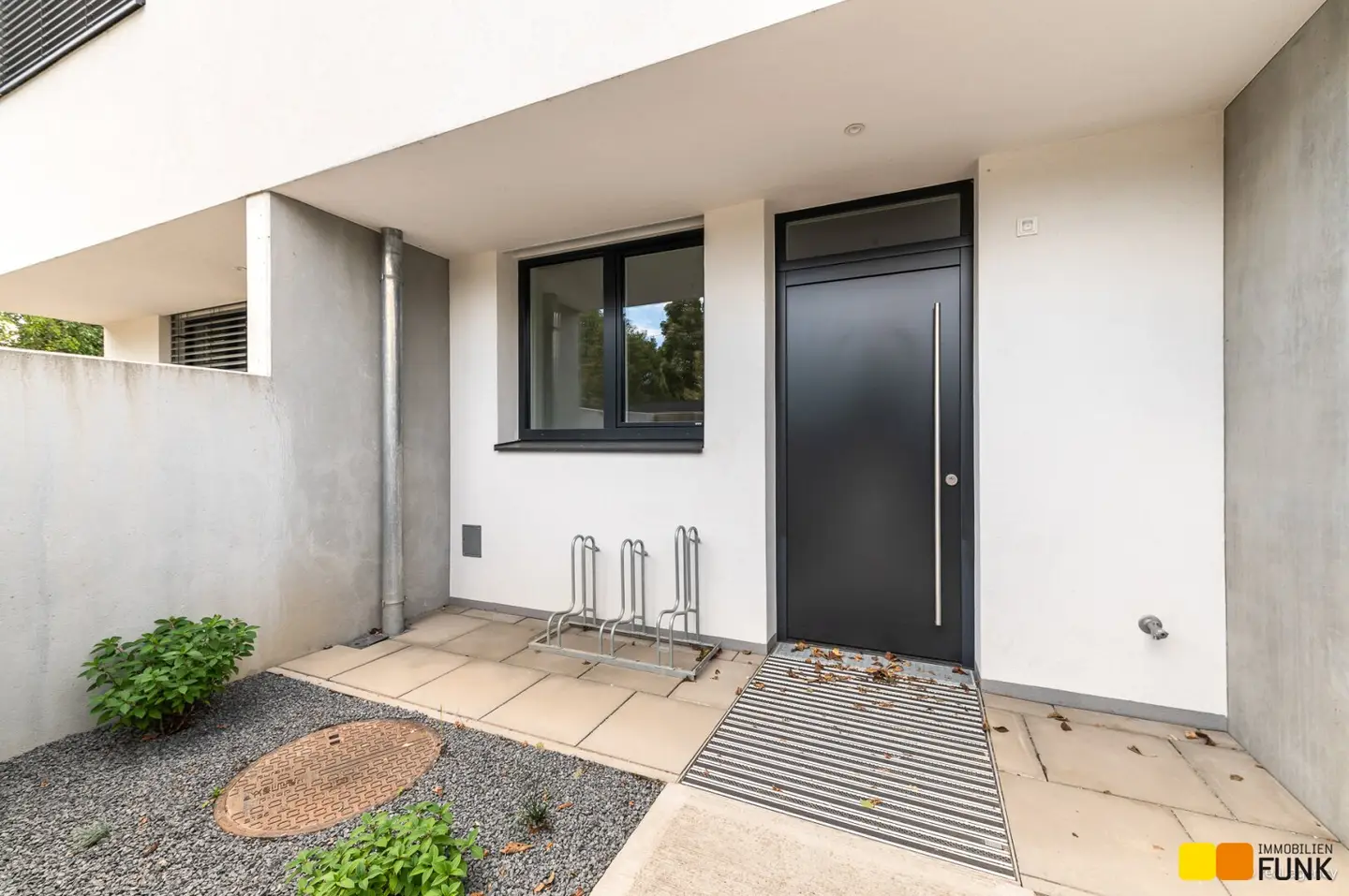 Family-friendly terraced house in peaceful green location