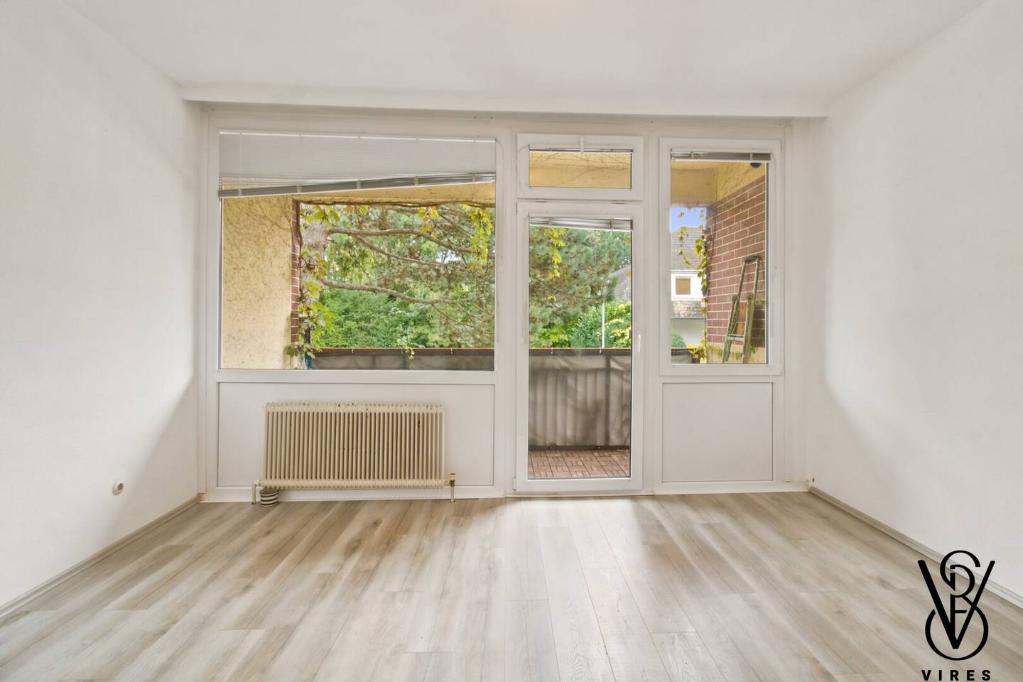 Untersievering: 2-Zimmer-Wohnung mit Loggia ins Grüne und Garagenplatz – zum Renovieren