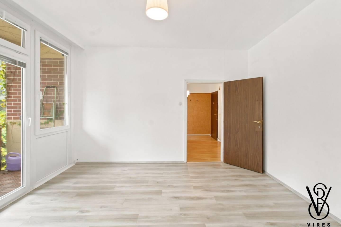 Untersievering: 2-Zimmer-Wohnung mit Loggia ins Grüne und Garagenplatz – zum Renovieren