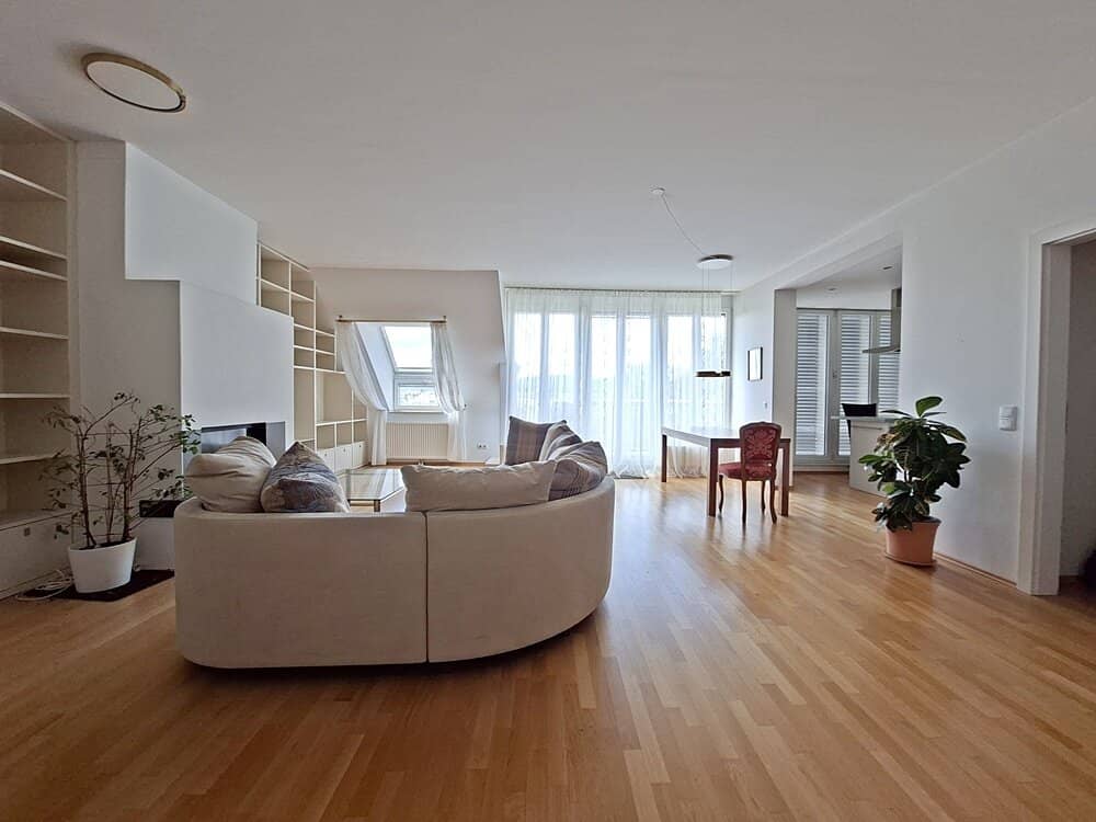 Blick durch den Salon mit Platz für Esstisch neben der Küche