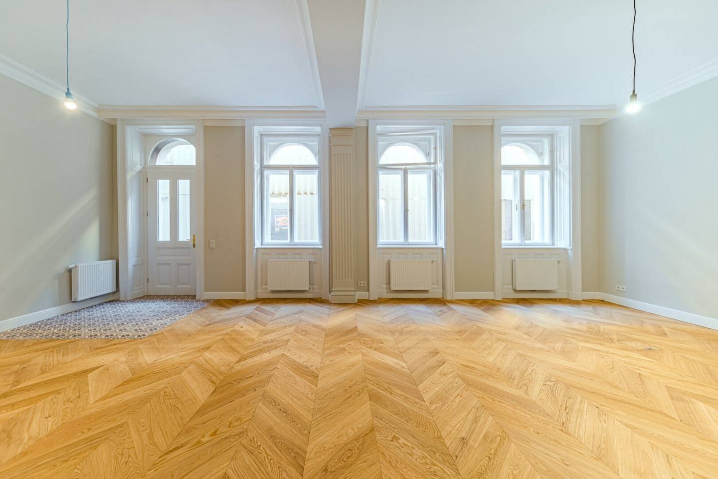 Stylishly renovated office near the Rathaus and University of Vienna! Customer-friendly street access! Air conditioned!