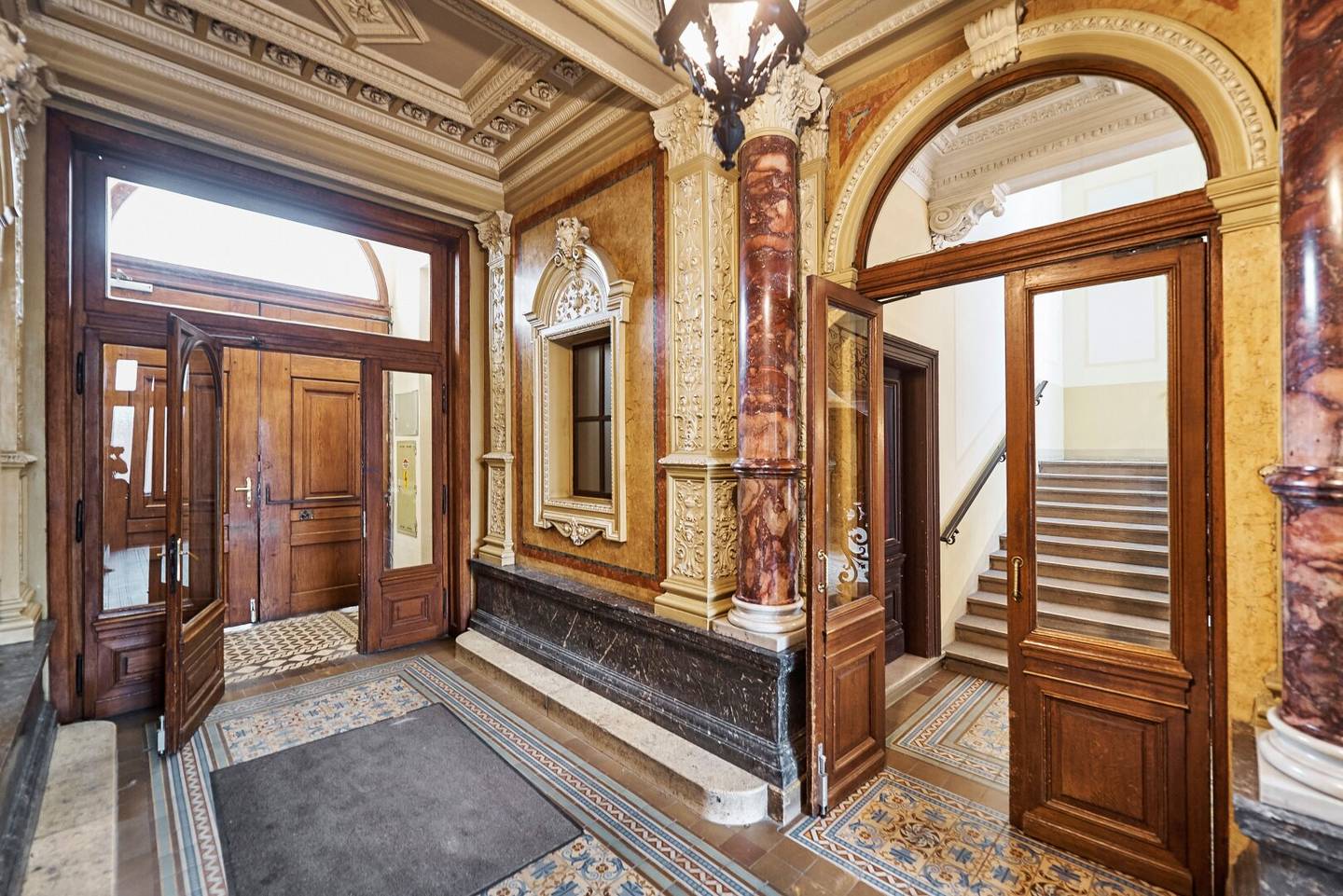 Stylishly renovated office near the Rathaus and University of Vienna! Customer-friendly street access! Air conditioned!