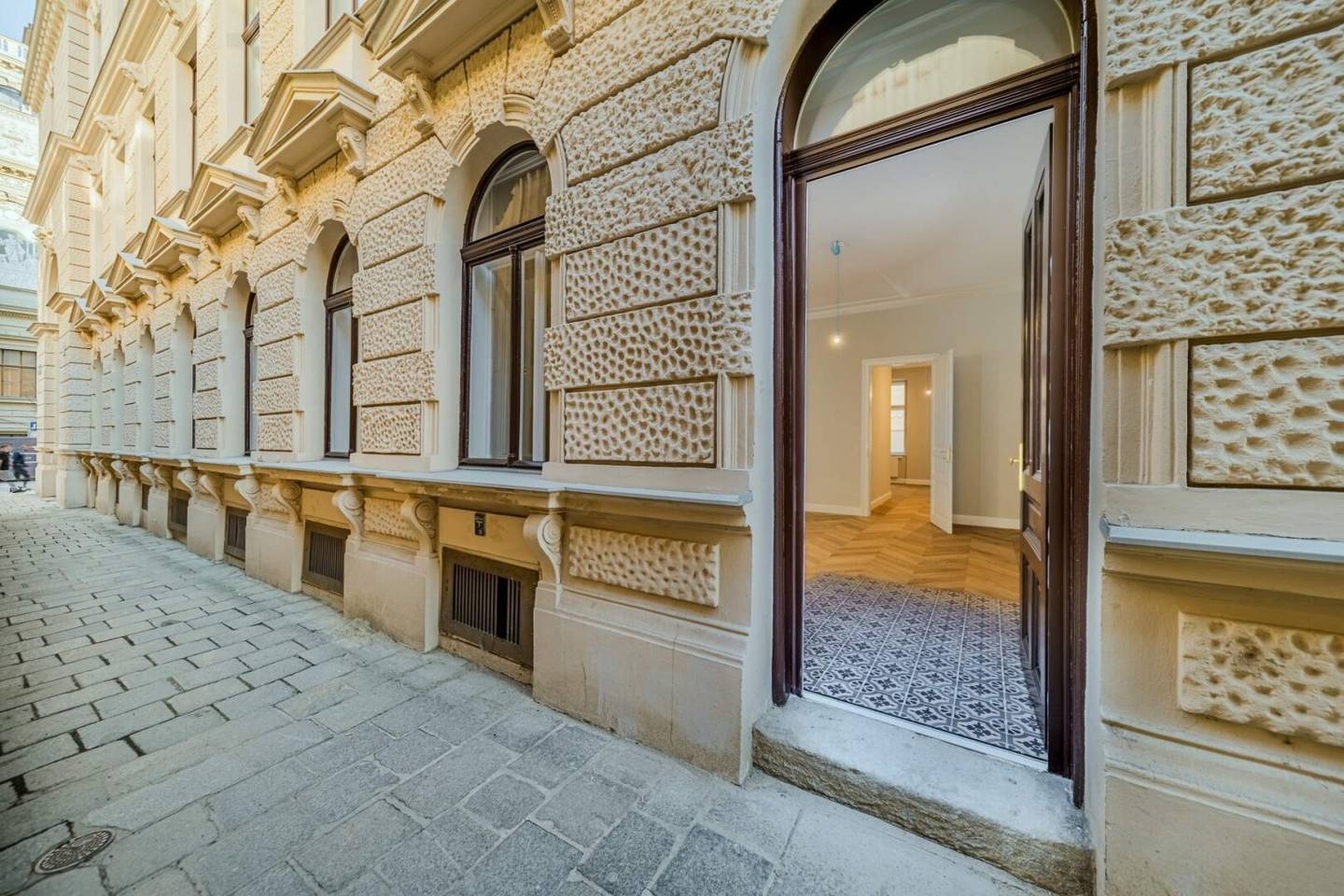 Stylishly renovated office near the Rathaus and University of Vienna! Customer-friendly street access! Air conditioned!