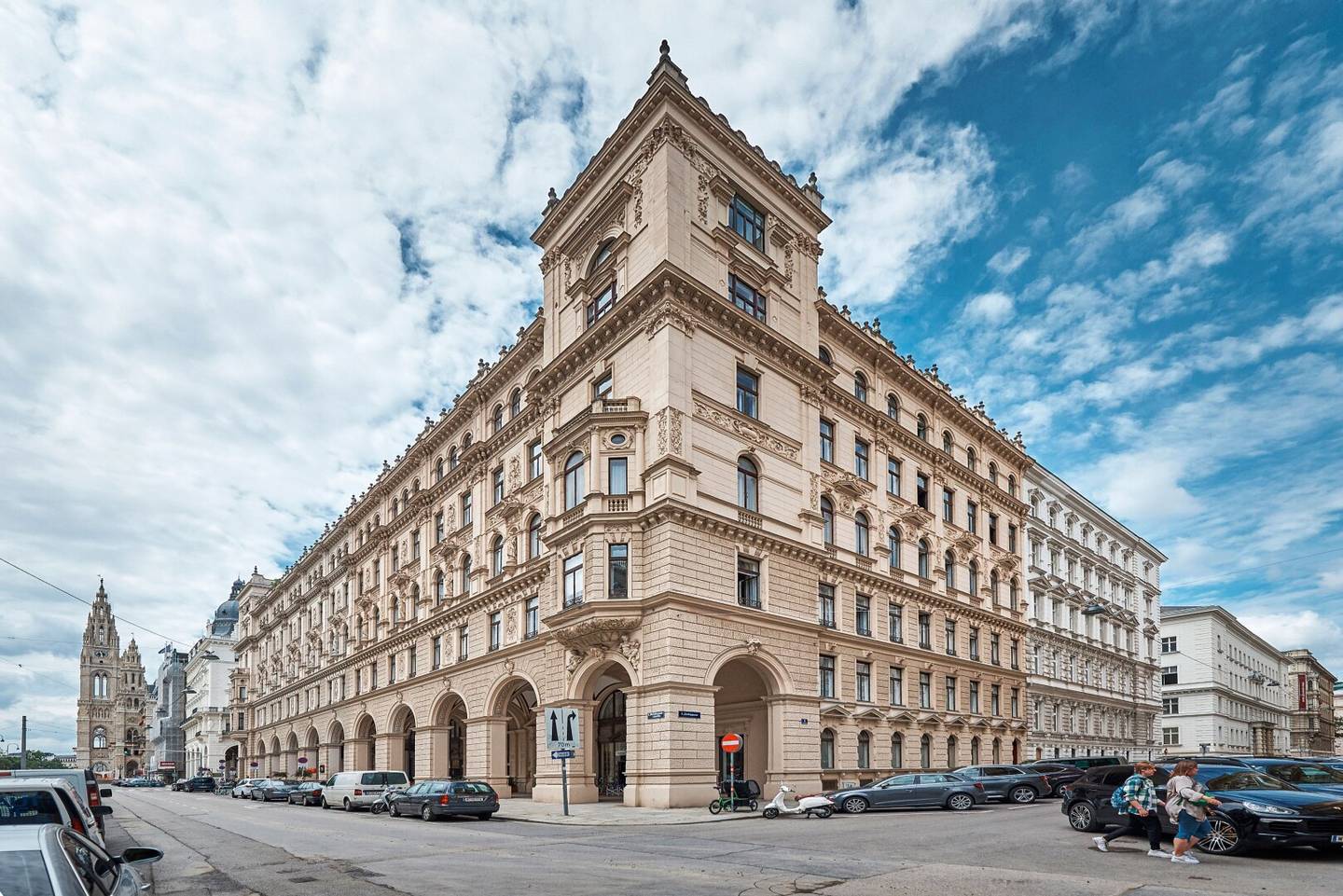 Stylishly renovated office near the Rathaus and University of Vienna! Customer-friendly street access! Air conditioned!