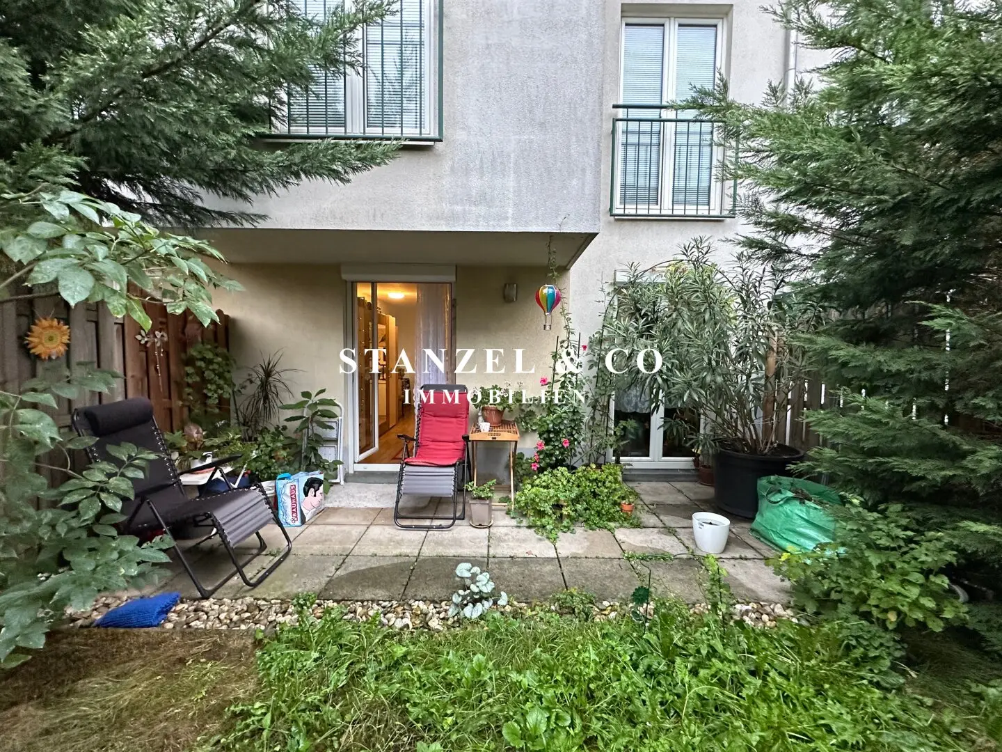 Studio with east terrace &amp; east garden in prime location