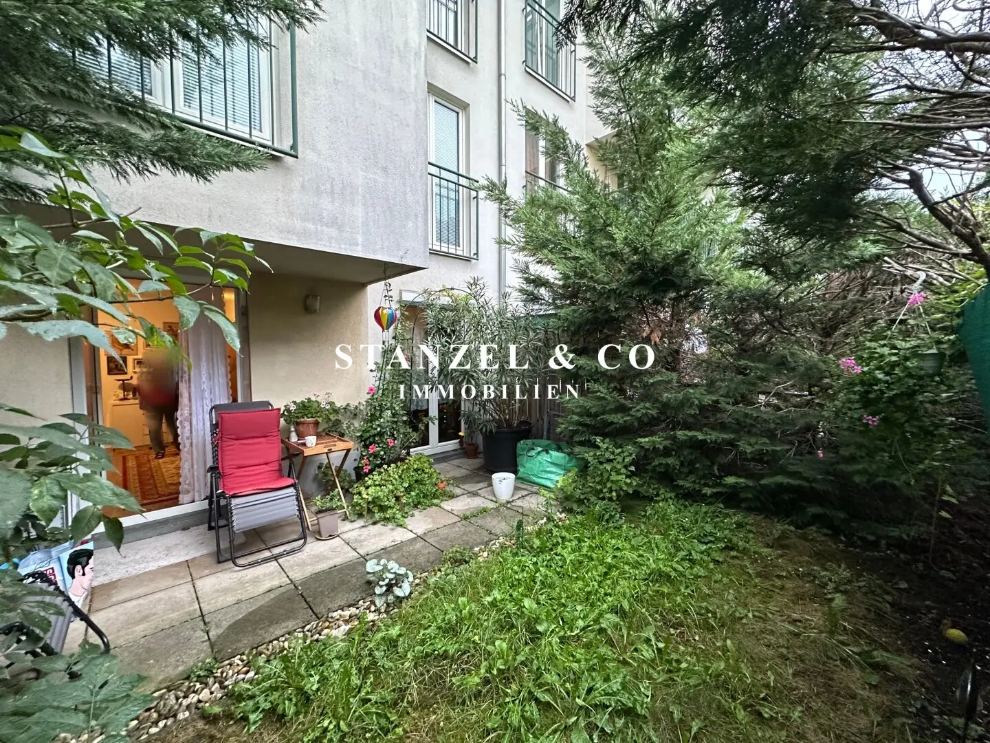 Studio with east terrace &amp; east garden in prime location